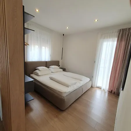 Johnny Apartment *