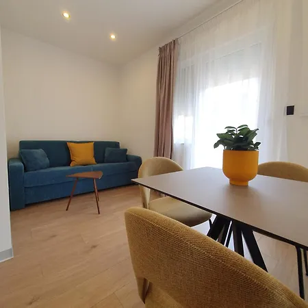Johnny Apartment