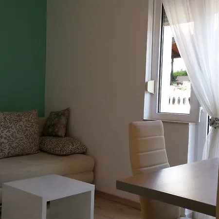 Johnny Apartment *