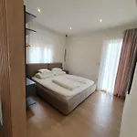 Smartstay Johnny Apartment *